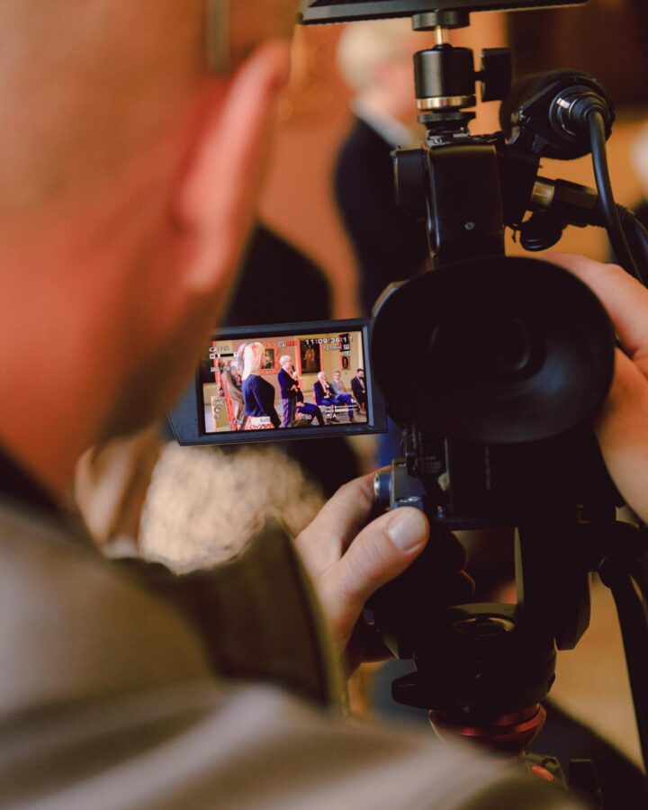 kadr z kamery w trakcie konferencji, do mikrofonu przemawia przedstawicielka muzeum narodowego